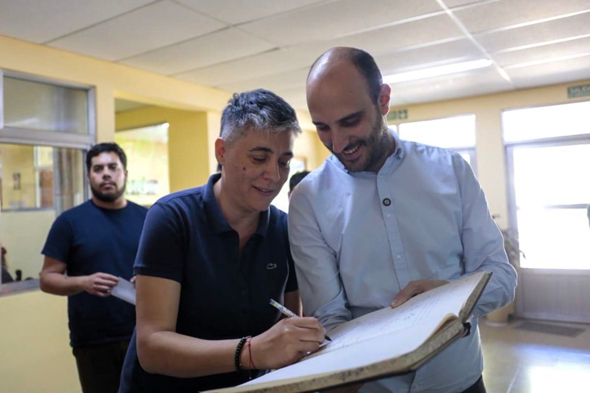 JoseIScotto's tweet photo. Llegamos al IPEM N°37 “Coronel Hilario Ascasubi” para acompañar el proyecto EduPrint, una iniciativa que apuesta a la creatividad y la tecnología al servicio del aprendizaje.
A través del #ProgramaMANOS entregamos una impresora 3D que permitirá a docentes y estudiantes desarrollar nuevas experiencias educativas, vinculando la innovación con el trabajo cotidiano del aula.
Creemos en una educación que inspire, que forme en valores y en capacidades reales para el futuro. Apostamos por una Córdoba que sigue siendo modelo de gestión, donde el conocimiento, la tecnología y el trabajo van de la mano para seguir transformando nuestra provincia.