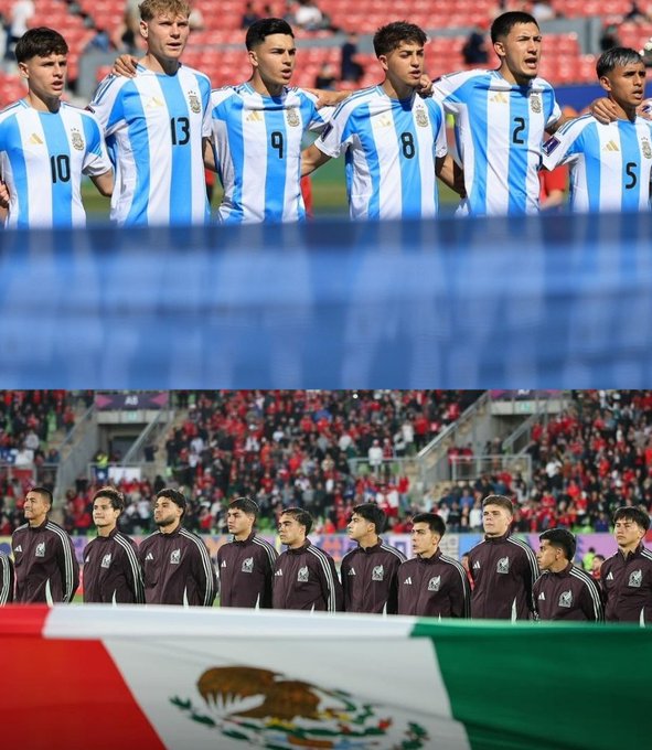 Seis jugadores argentinos con camisetas a rayas celestes y blancas con los números 13, 10, 4, 8, 2, 5 se paran hombro con hombro en un campo verde con un estadio rojo en el fondo bajo un cielo azul. Una línea azul divide la imagen. Seis jugadores mexicanos con camisetas granates oscuras con detalles dorados se paran en una fila frente a un gran estadio lleno de espectadores con camisetas rojas bajo luces brillantes, con la bandera mexicana verde, blanca y roja al frente.