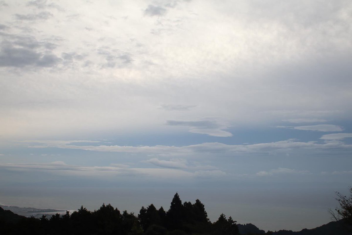 milkbarcojp's tweet photo. おはようございます。
今朝の空はアンニュイな感じでなかなか良いです。

#117 #花沢 #花沢の里 #満観峰 #富士山 #早朝登山 https://t.co/RfoN7giXjQ