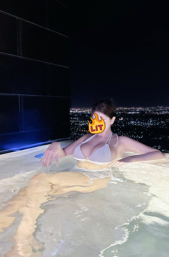 IMMarrissaa's tweet photo. Untung ada pelampung 🤪 https://t.co/uGQPTWm2AN