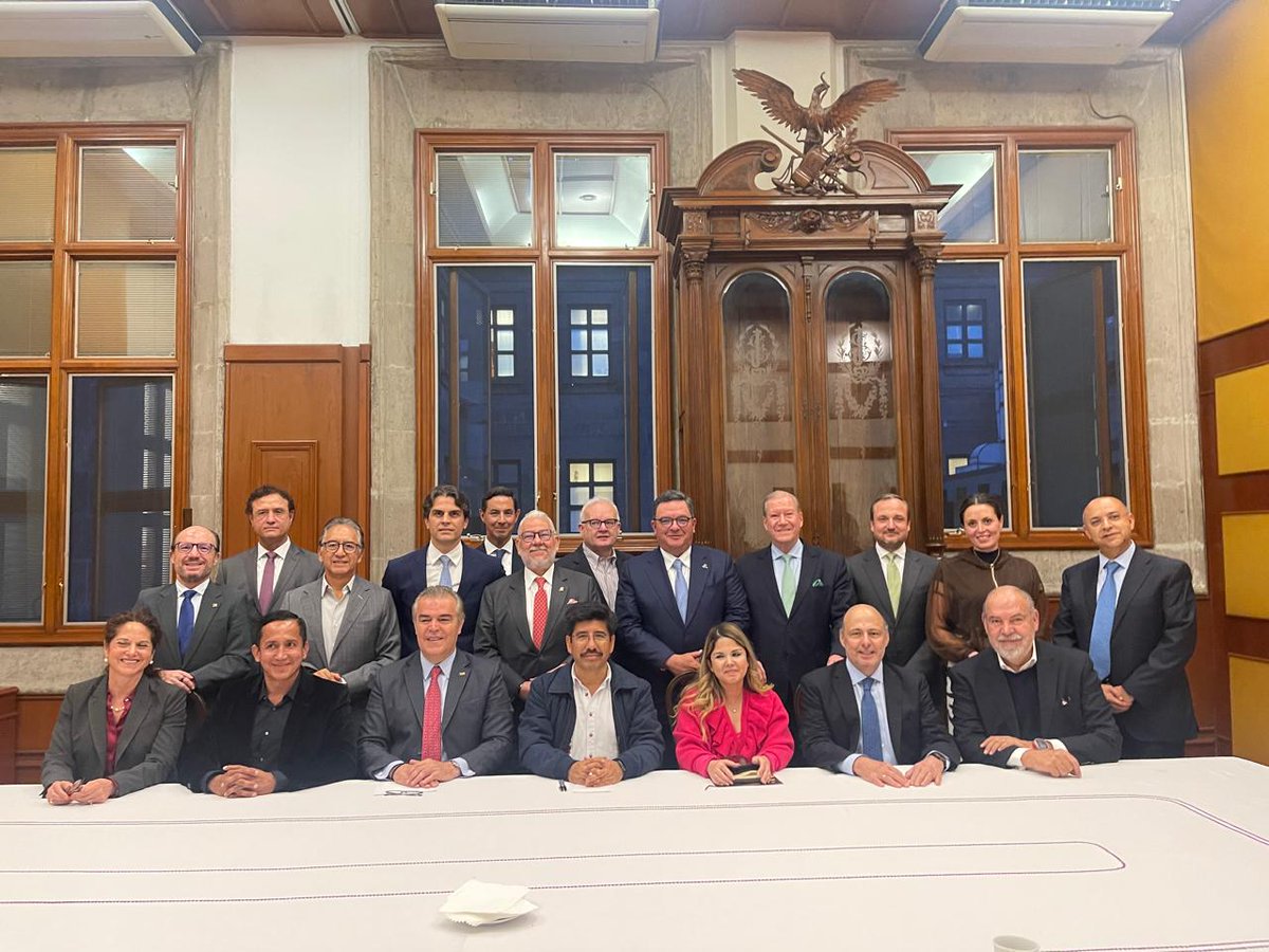 Desde el #CCEGuerrero expresamos nuestro reconocimiento al Ministro Presidente de la <a href="/SCJN/">Suprema Corte</a>, Mtro. Hugo Aguilar Ortiz (<a href="/HugoAguilarOrti/">Hugo Aguilar Ortiz</a>), por sostener un diálogo constructivo con el sector empresarial presidido por Francisco Cervantes Díaz (@Fcervantes5), Presidente del