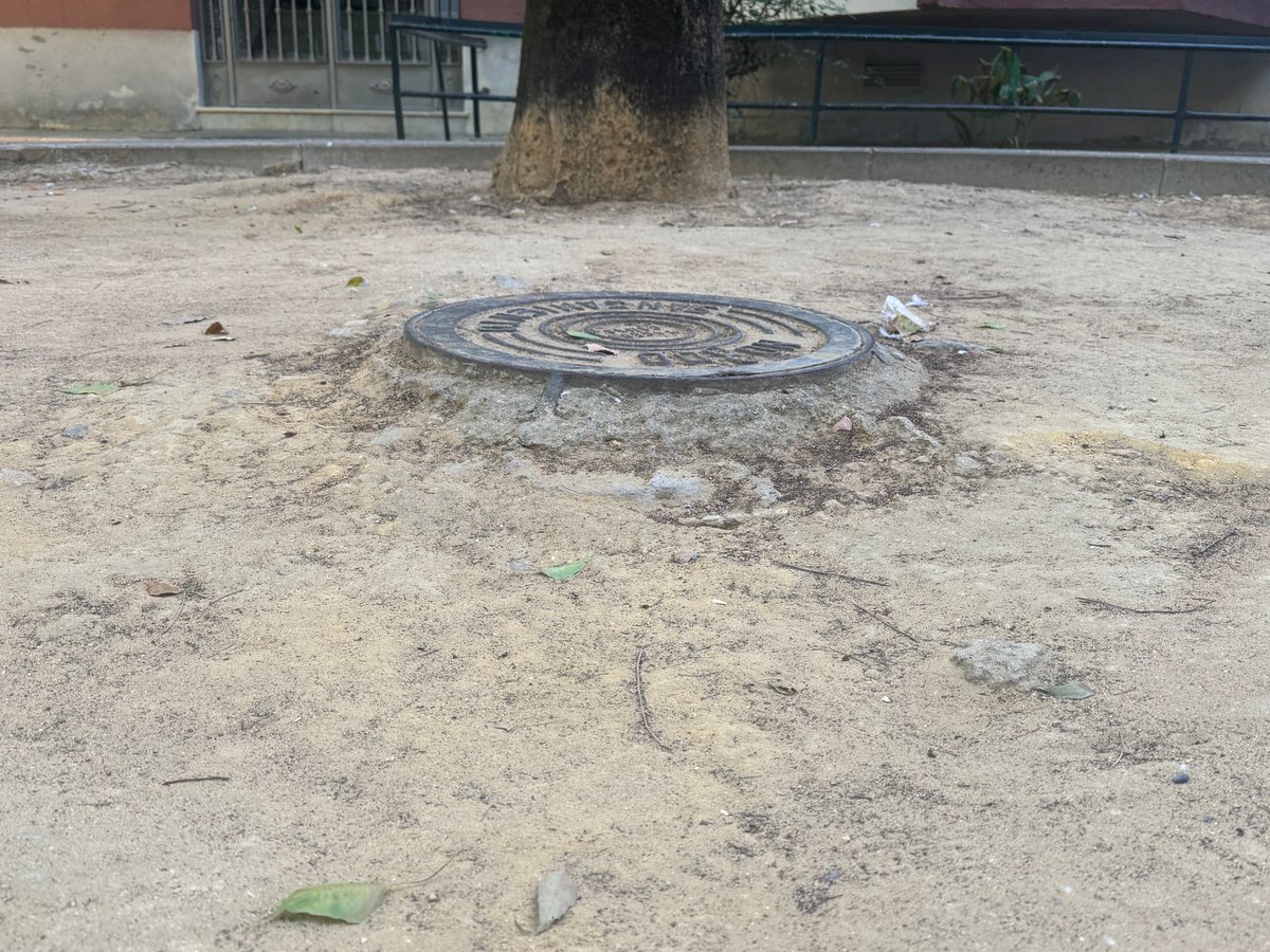 Hoy una mujer se ha roto un dedo del pie al tropezar aquí.

Zona entre bloques en la barriada Nuestra Señora de la Oliva. Ni se recuerda desde cuando eso está así, ni se sabe cuando van a arreglar la calle.

Y así todo.