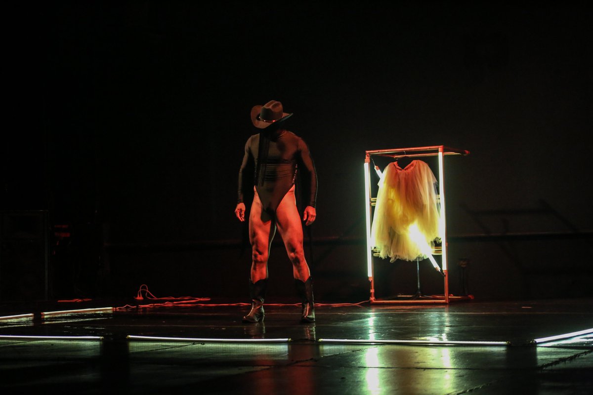 Johnny Millán presenta la pieza “Territorio de otros (manifiesto)”

Se presentó con una coreografía en torno a la diversidad y en contra de la hipocresía social

🔗 tinyurl.com/4jatwtat

#FECUSIN25 #CulturaSinaloa #ISIC50años #FestivalCulturalSinaloa2025