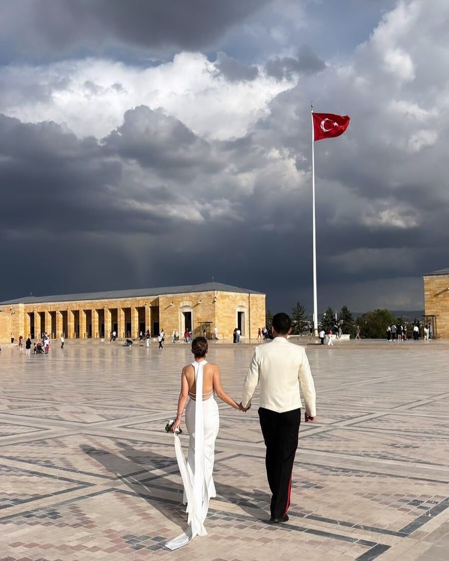 bosunatiklama's tweet photo. Dünyaevine giren bir çift, ilk ziyaretlerini Anıtkabir'e yaptı. https://t.co/RMOeFTirTv