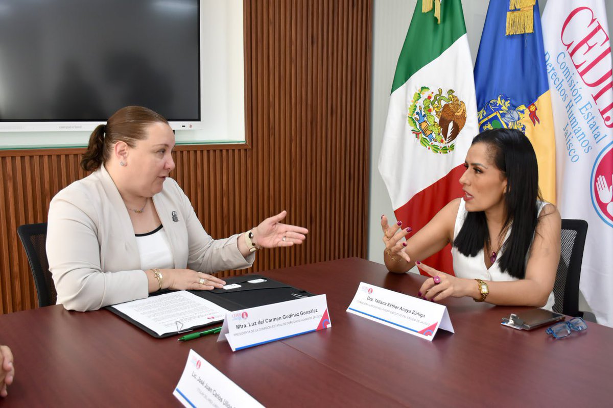 📜✍🏻 Hoy se formalizó un acuerdo de colaboración entre la #CEDHJ y la Consejería Jurídica del Poder Ejecutivo, con el objetivo de fortalecer la prevención de vulneraciones a los derechos humanos y generar estrategias de capacitación que garanticen que cada acción del Estado se
