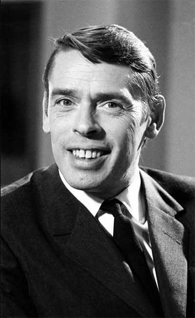 "Le seul fait de rêver est déjà très important,
Je vous souhaite des rêves à n’en plus finir,
Et l’envie furieuse d’en réaliser quelques- uns,
Je vous souhaite d’aimer ce qu’il faut aimer,
Je vous souhaite d’oublier ce qu’il faut oublier,
Je vous souhaite des chants d’oiseaux au