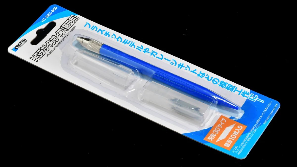 NippperCom's tweet image. 細かいコントロールを助けてくれる「HGデザインナイフ（細工用）」。ぜひあなたの机にお迎えください。

【工具レビュー】小回り抜群！「HGデザインナイフ（細工用）」がプラモ製作に頼れる理由。 nippper.com/2025/10/122970/ @NippperComより