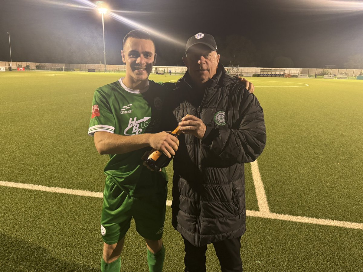 FC AWAY DAY MOM | 💚⚽️🍾

Committee member Cherry Lee chose the outstanding Rio Martucci as his FC Away Day Man of the Match at Hertford last night.

Here they are for the post-match presentation. Well done Rio 👏👏👏

#WeAreFC #HERvBFC