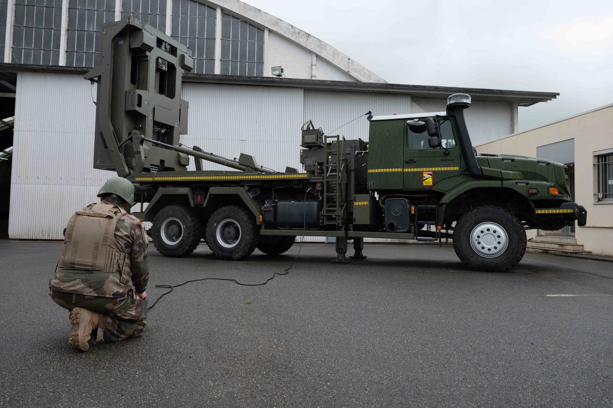 pascalbtr's tweet image. 1) Mais, @Arquus_Defense / @DaimlerTruckBus , quelle(s) est(sont) la ou les différence(s) avec le #Zetros déjà acheté par l&apos;AAE pour ses lanceurs missiles VL MICA; d&apos;ailleurs accompagné d&apos; #Actros ? 🤔
2) Parmi les les 4 industriels en lice, vous n&apos;en cités QUE 3...