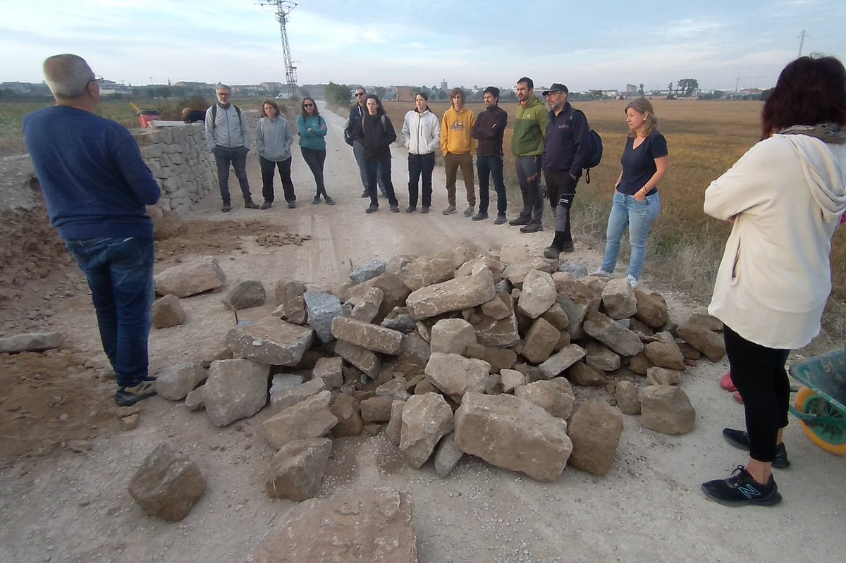 JmSantesm's tweet photo. El costum de fer marges de pedra ens arriba des de la prehistòria. Al neolític els humans ja delimitaven els cultius o el corral, i protegien la caverna. És quan van deixar de ser nòmades (caçadors-recol·lectors), per viure en assentaments estables.
@AJGuissona  @TurismeGuissona https://t.co/pHIIb0J8hz