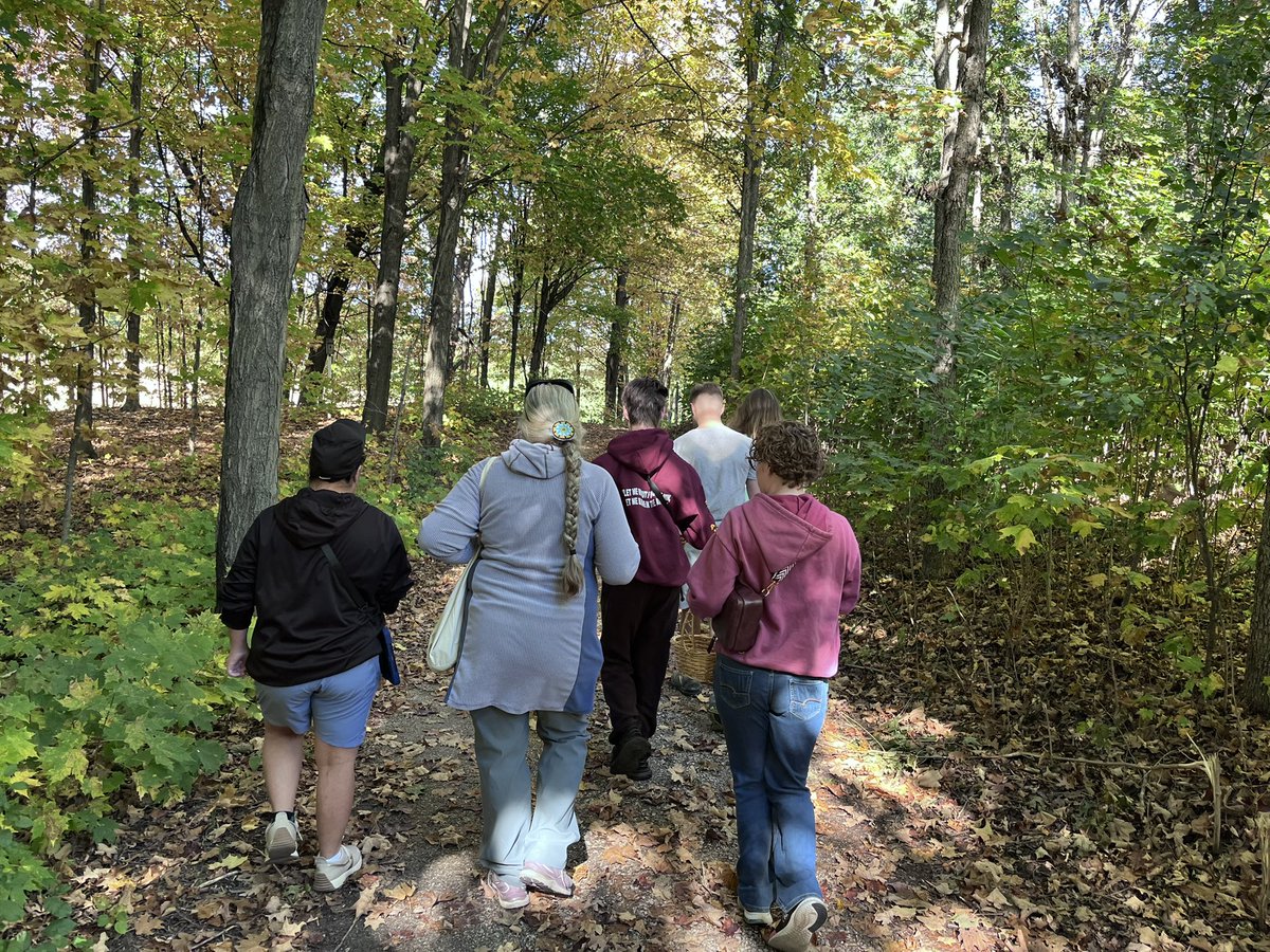 rb_transition's tweet image. Had a great time at @senokrlt with Ms. Nancy today! We learned about seeds, listened to folk stories, did some crafting, and soaked in the beauty of nature! #communitybasedlearning #rbchs
