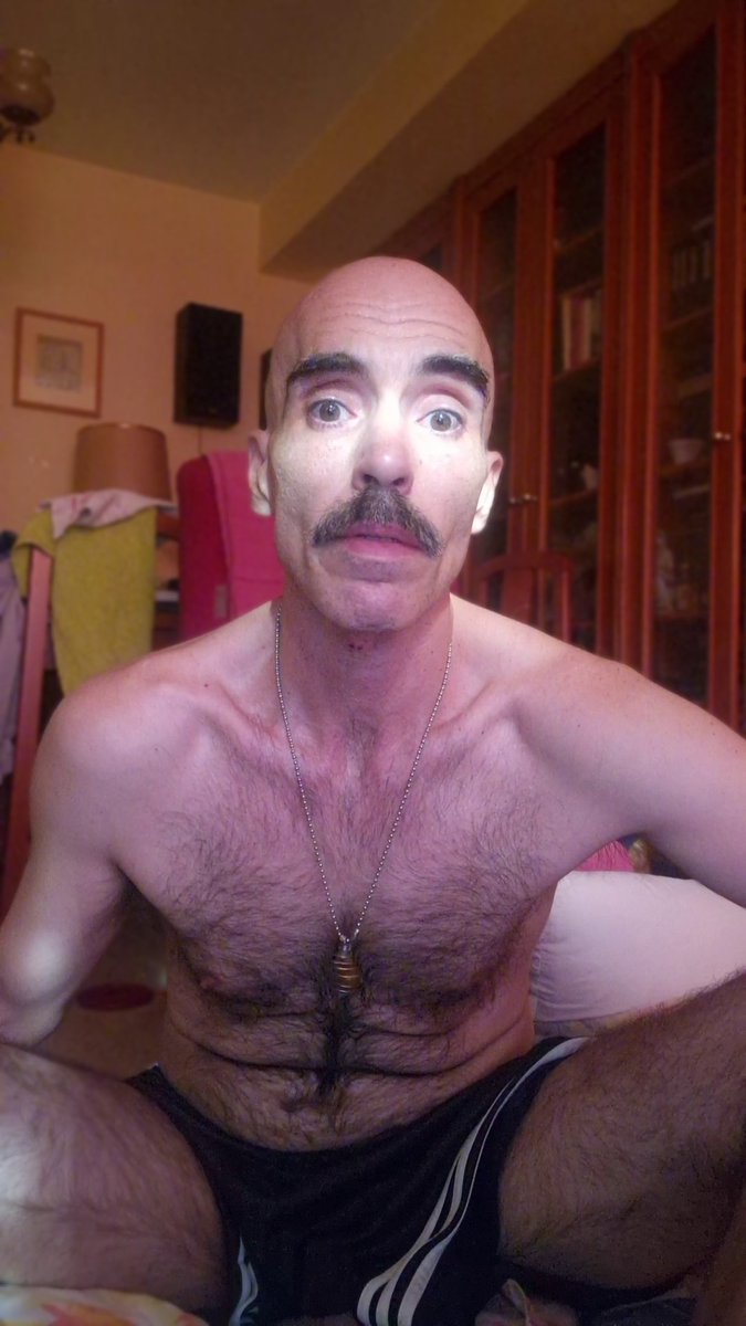 fxckcelona's tweet photo. A veces me miro y pienso: ¿daddy o tío normal tirando a sexy? Subo esto para recordarme que el morbo real no está en el filtro, sino en lo que se intuye y se siente. ¿Quién se atreve a decirme, sin piedad, en una palabra, qué le inspira esta foto? (La mejor me la guardo en DM 😉) https://t.co/5CnUCpEces