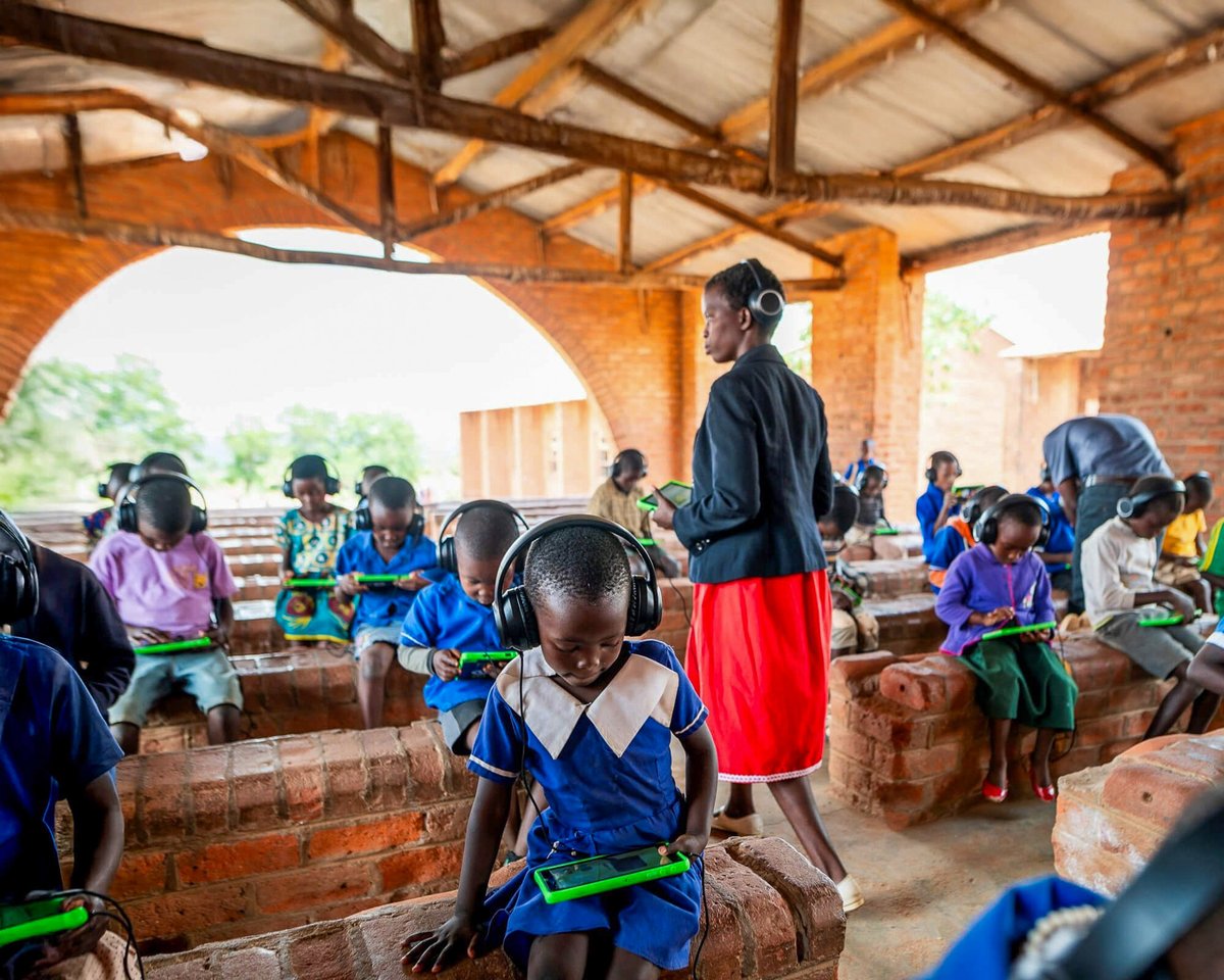 GPforEducation's tweet image. There is no one-size-fits-all solution for #TEch4Ed

🇲🇼 #Malawi, supported by GPE and @Literacy_Now1, is rolling out a nation-wide, tablet-enabled learning program.

Powered by solar energy, the tablets reinforce teacher instruction. A unique advantage in big classrooms 👏