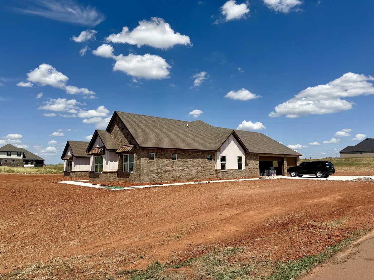 WyattPoindexter's tweet image. Multi-generational home in Guthrie w/ study, 3-car garage &amp;amp; covered patio. Quality craftsmanship.
Listed by Kasey Reyes – The Agency Oklahoma
#GuthrieOK #NewHome #MultiGen #TheAgencyOK #2980TwoSocksRun