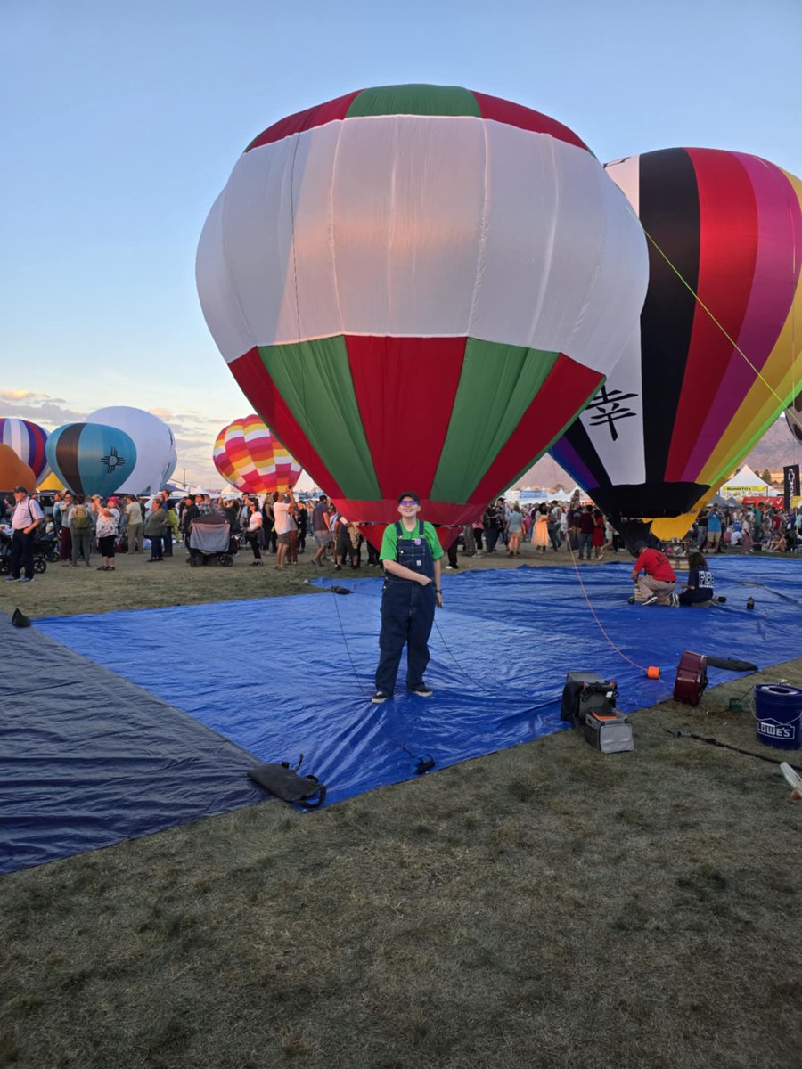 MegaCorpWW's tweet photo. Bill Taylor &amp; Alex Flores soared @  #BalloonFiesta 2025 with their remote-controlled balloon “Red or Green?” 🎈 They showcased their love for ballooning at the new Globito Glow in the Village! 🌟 #HotAirBalloons #Albuquerque #ABQ #NewMexico #Globitos https://t.co/3VrQCO27ui