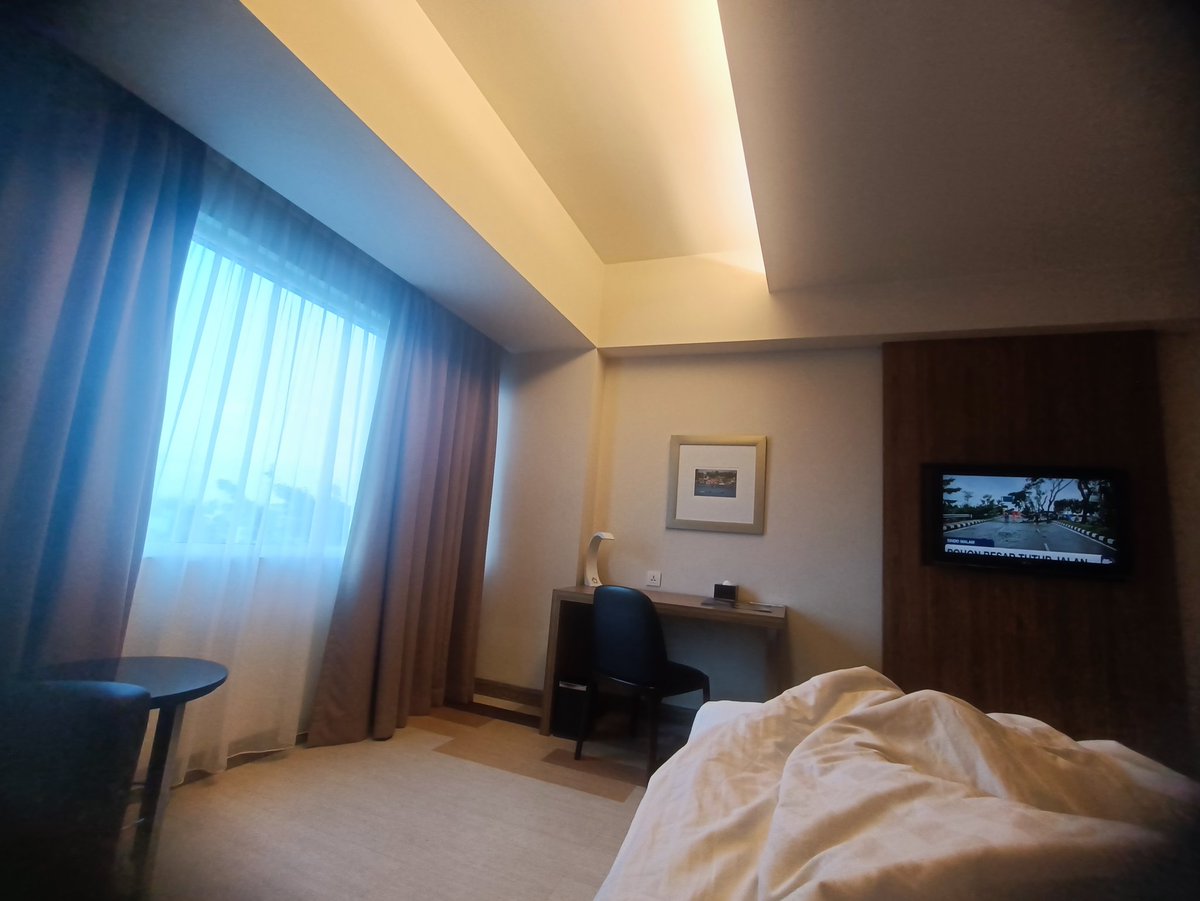 JWikc3's tweet image. Check in jam 22.00 trus jam 07.00 udh check out. Emg numpang tidur doang 😭