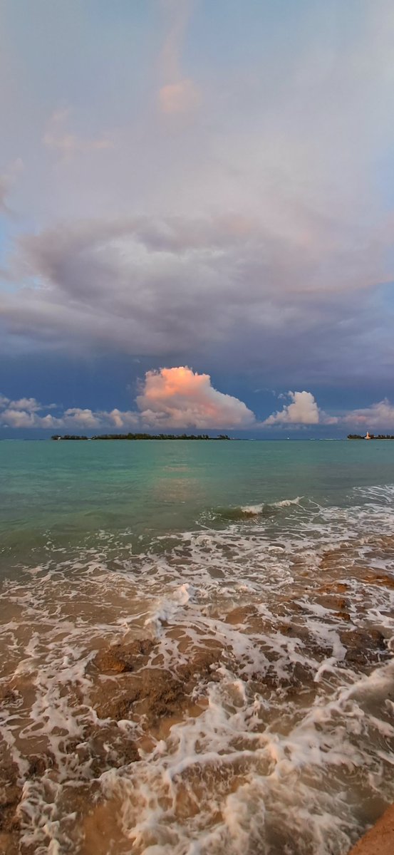 Guidetojoy1's tweet photo. @parthosarathi_b Yesterday's sunset reflected in a rain cloud... Bahamas https://t.co/ealtrXAlDG