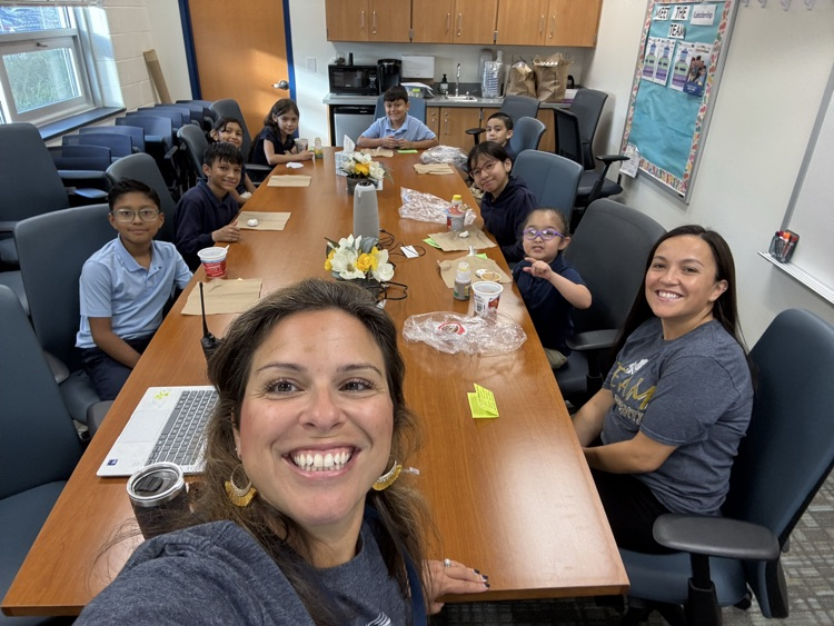 Principal Walsh loves hosting Beat the Bell Breakfast! School starts at 8:00, don't be late, and be rewarded like these students!  #BelongGrowSucceed #TeamTyler