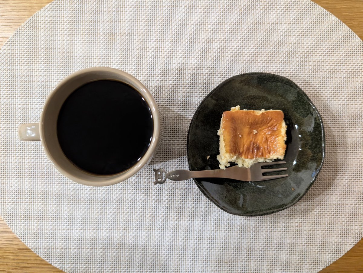 おはよー☕️
ロピアのチーズケーキと、カフェランテのコロンビア産カフェインレスコーヒーで1日をスタート！

ロピアのチーズケーキは、ふんわり軽い口当たりなのにしっかり濃厚。
少しビターでありまろやかなコクのあるコロンビア産カフェインレスコーヒーにぴたりのやさしい味わいです☺️