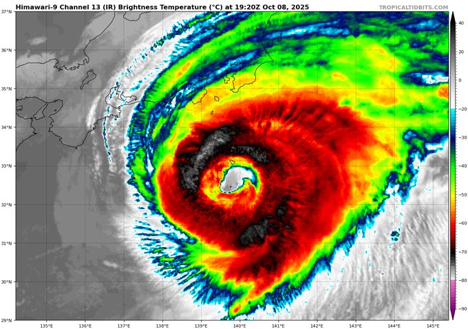 La primera imagen muestra una vista satelital infrarroja mejorada en color desde el canal Himawari que muestra el tifón Halong con un prominente ojo central rojo que indica temperaturas cálidas intensas rodeadas de bandas verdes y amarillas de nubes más frías que forman la estructura espiral sobre el océano cerca de Japón. La barra de escala de la derecha varía de bajas temperaturas negras a altas temperaturas rojas. La superposición de texto dice Temperatura de brillo IR del canal Himawari a las 19:20 UTC 8 de octubre de 2025 Tropical. La segunda imagen es una fotografía satelital visible en blanco y negro que muestra el patrón de nubes circulares del tifón con un ojo circular oscuro en el centro y brazos blancos arremolinados que se extienden hacia afuera sobre el Océano Pacífico.