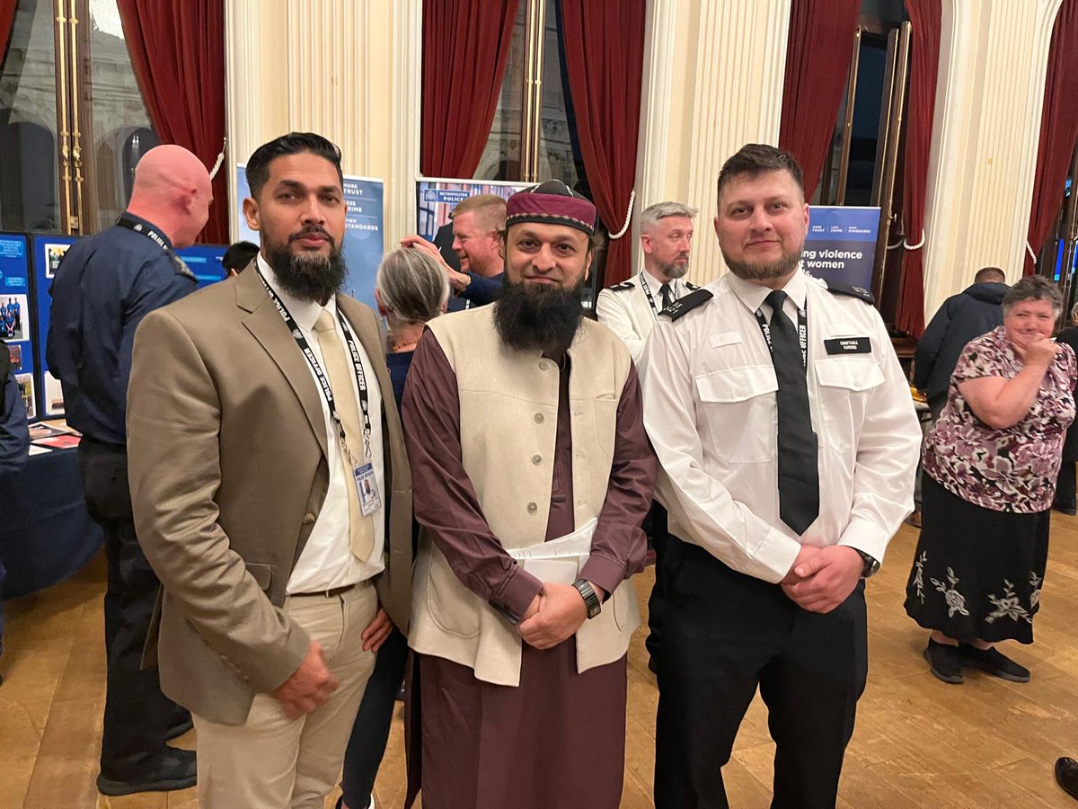 BawaSohail's tweet photo. I attended the Community Crime-Fighting event in Stratford with the Met! 👮‍♂️💬 It was a great chance to ask questions, meet local officers, and learn more about A New Met for London (NMfL). #MetPolice #CommunitySafety #CrimeFighting #MetEngage https://t.co/ZRpJQGioL2