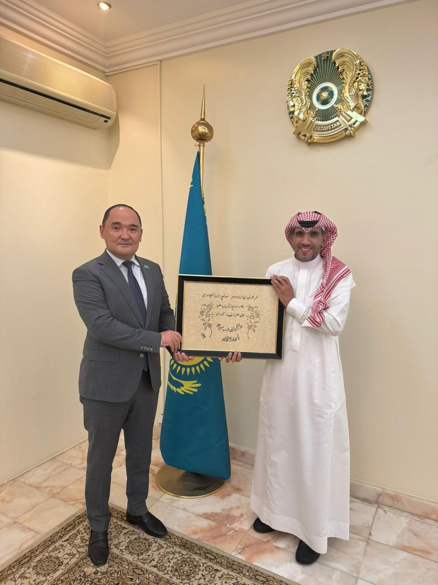 حوار ثقافي  وفني حول الفنون البصرية والأعمال الفنية في فنون الخط العربي مع القنصل العام لدولة كازاخستان