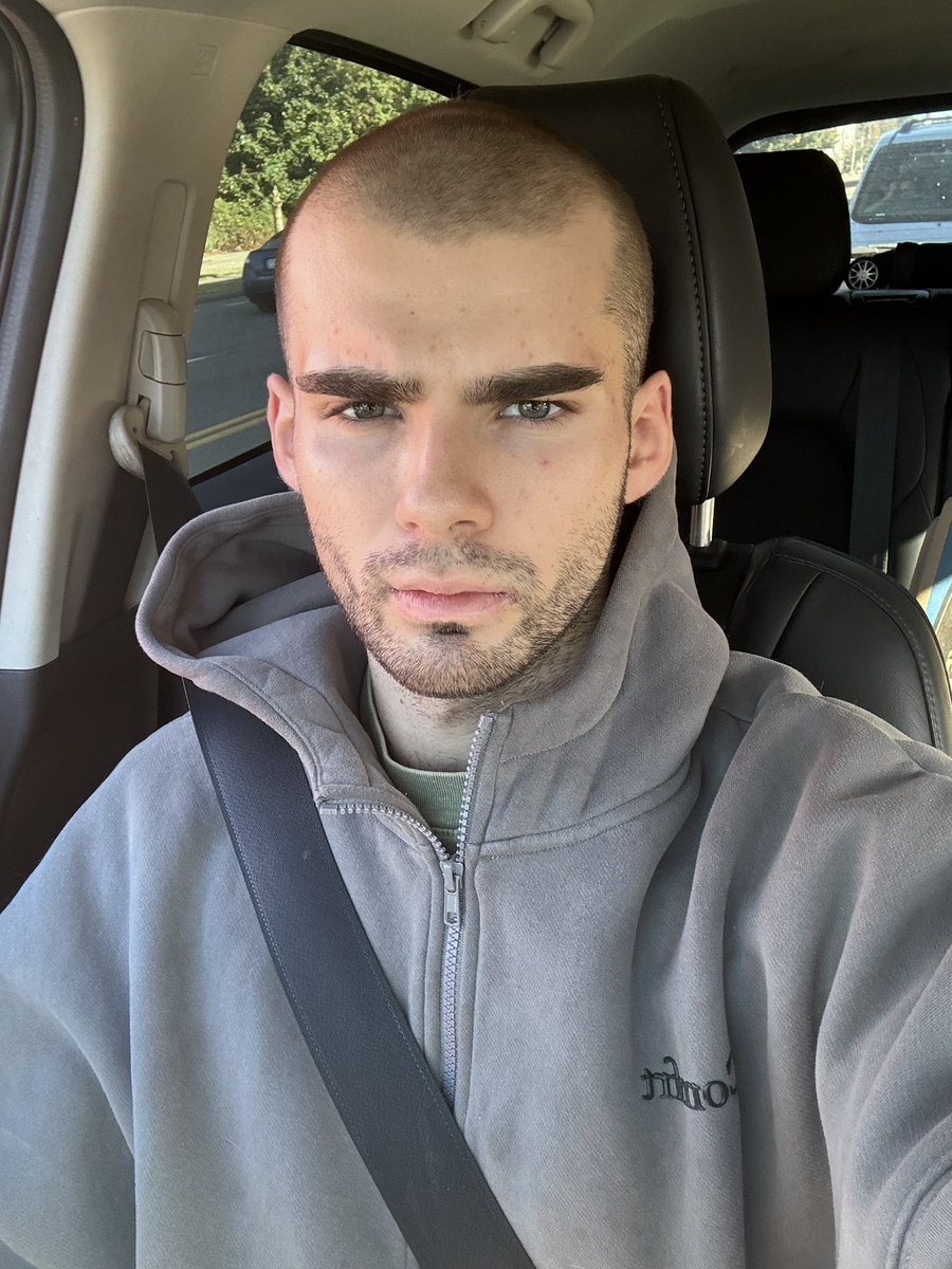 friendlygayguy's tweet photo. Need chapstick https://t.co/9sOjRmvFz9