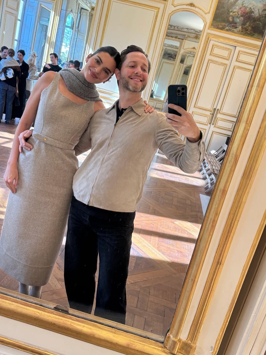 accesskardash's tweet image. Kendall Jenner e Kylie Jenner através de uma publicação no Substrack de Derek Blasberg, durante o #PFW2025.
