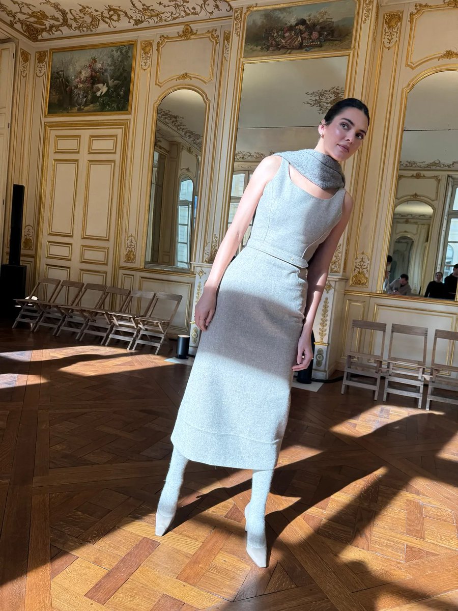 accesskardash's tweet image. Kendall Jenner e Kylie Jenner através de uma publicação no Substrack de Derek Blasberg, durante o #PFW2025.
