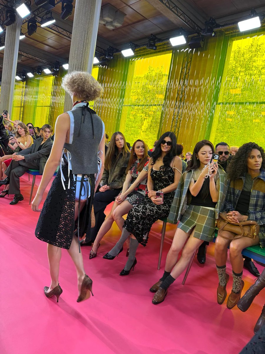 accesskardash's tweet image. Kendall Jenner e Kylie Jenner através de uma publicação no Substrack de Derek Blasberg, durante o #PFW2025.