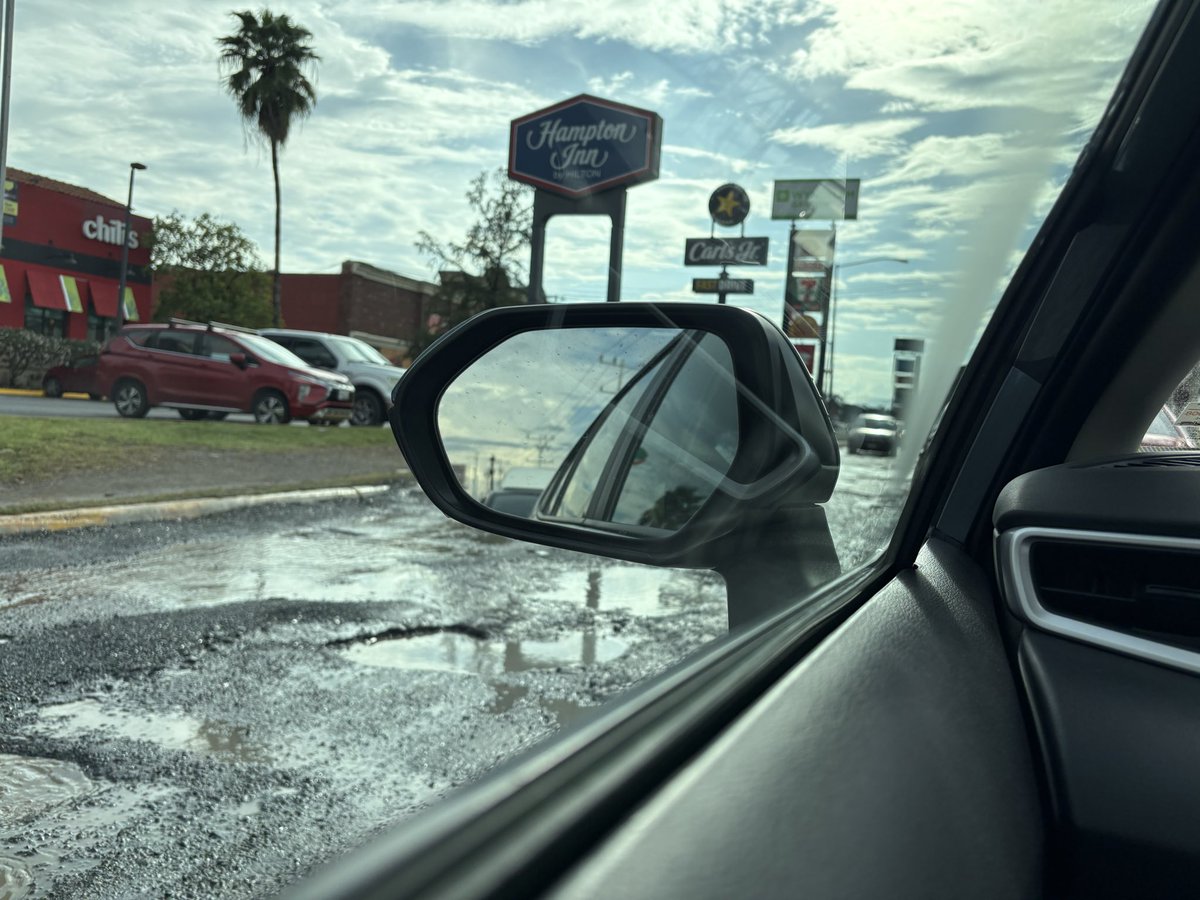 marcoseyde's tweet photo. @Cesargarzaarr son chingaderas que por estas calles tengamos que transitar para ingresar al parque Stiva https://t.co/nL8IrWIEBQ
