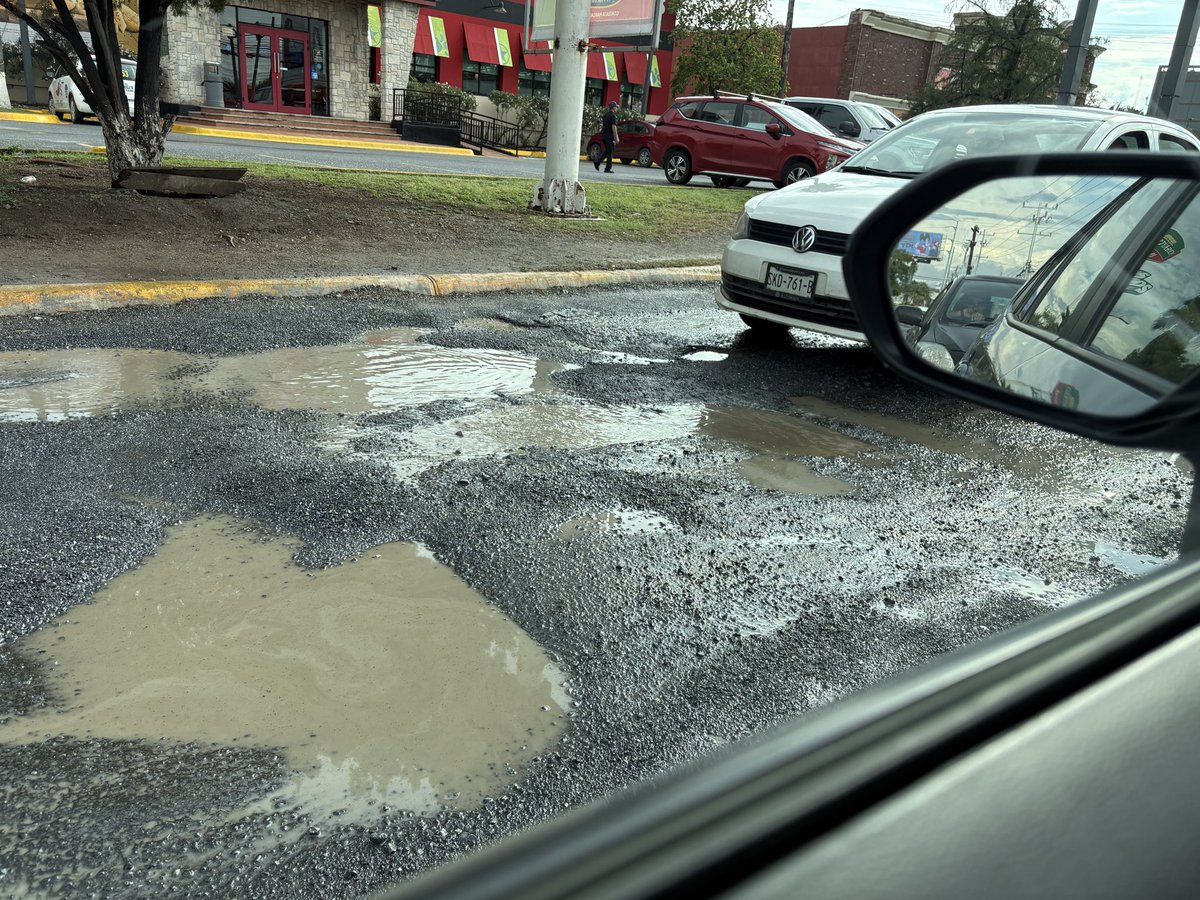 marcoseyde's tweet photo. @Cesargarzaarr son chingaderas que por estas calles tengamos que transitar para ingresar al parque Stiva https://t.co/nL8IrWIEBQ