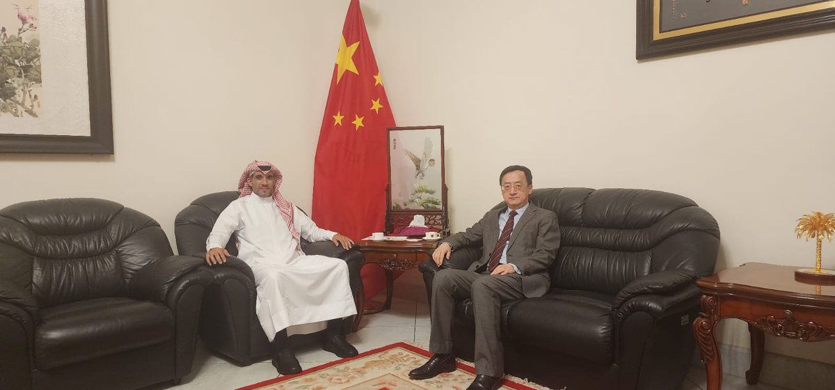 حوار فني وثقافي حول الفنون البصرية وفنون  الخط  العربي مع القنصل  العام لدولة الصين  الشعبية