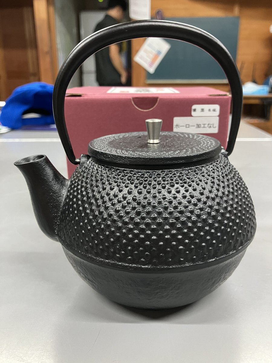 shinwa62321's tweet image. #南部鉄器

我らが営業課長は先週土曜日から仙台の林業機械展に行って来たようです。
そして、南部鉄器たる #伝統工芸品 を購入したそうですが、南部鉄器は岩手県の名産だそうです。
ちなみに部下へのお土産は秋田県の #いぶりがっこ チップスでした。
なにしてるんだか。。。