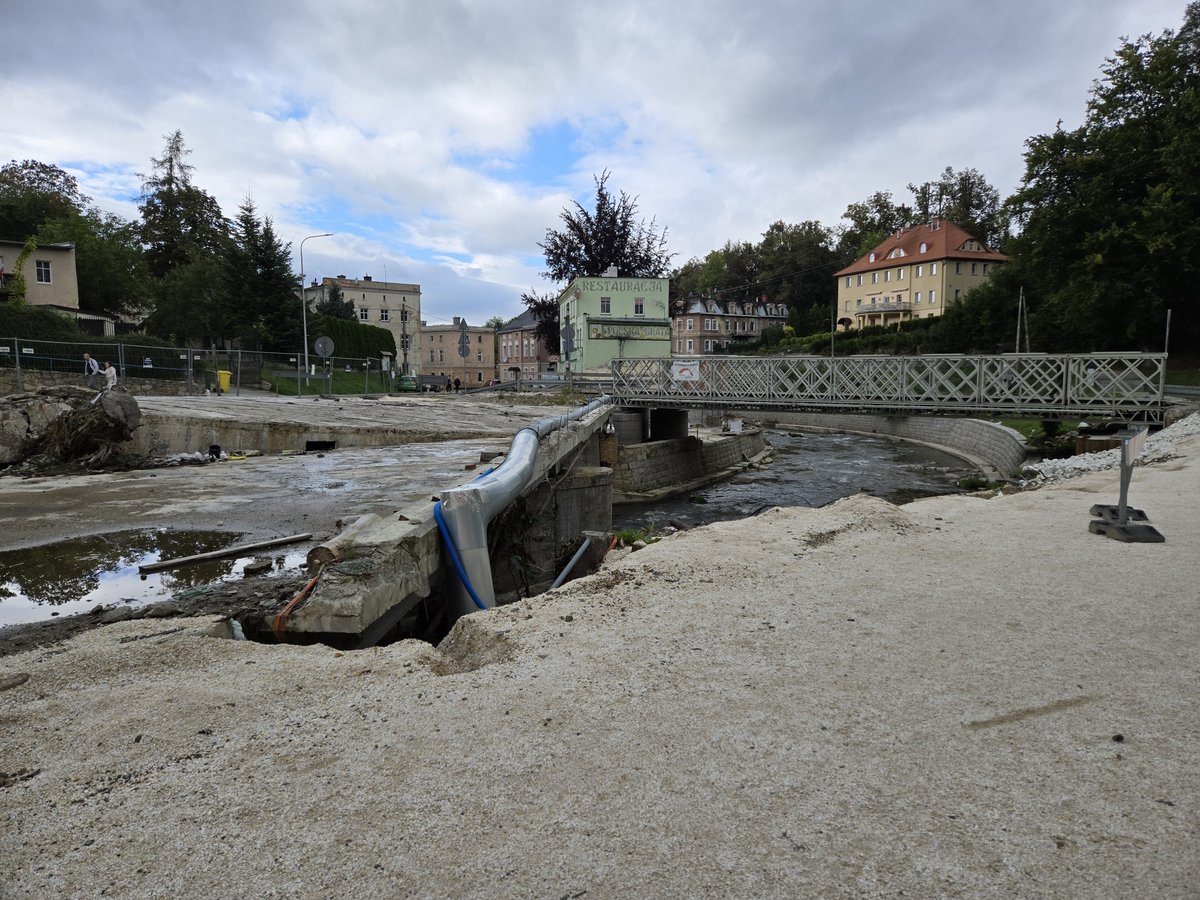 dulekthered's tweet image. W połowie wrze byłem na kilka dni w Lądku. Nie wiem co pokazują w TV bo nie oglądam więc wrzucam kilka fotek.

1 most gotycki zniszczony, brak prac rekonstrukcyjnych
2 most ul. Paderewskiego w remoncie
3 most ul. Kościuszki uszkodzony, przeprawa tymczasowa, brak prac