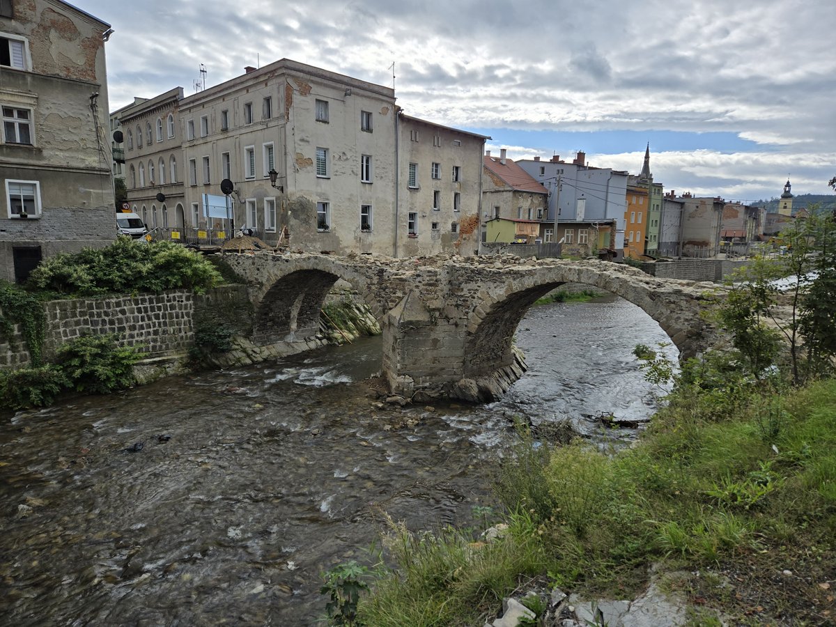 dulekthered's tweet image. W połowie wrze byłem na kilka dni w Lądku. Nie wiem co pokazują w TV bo nie oglądam więc wrzucam kilka fotek.

1 most gotycki zniszczony, brak prac rekonstrukcyjnych
2 most ul. Paderewskiego w remoncie
3 most ul. Kościuszki uszkodzony, przeprawa tymczasowa, brak prac