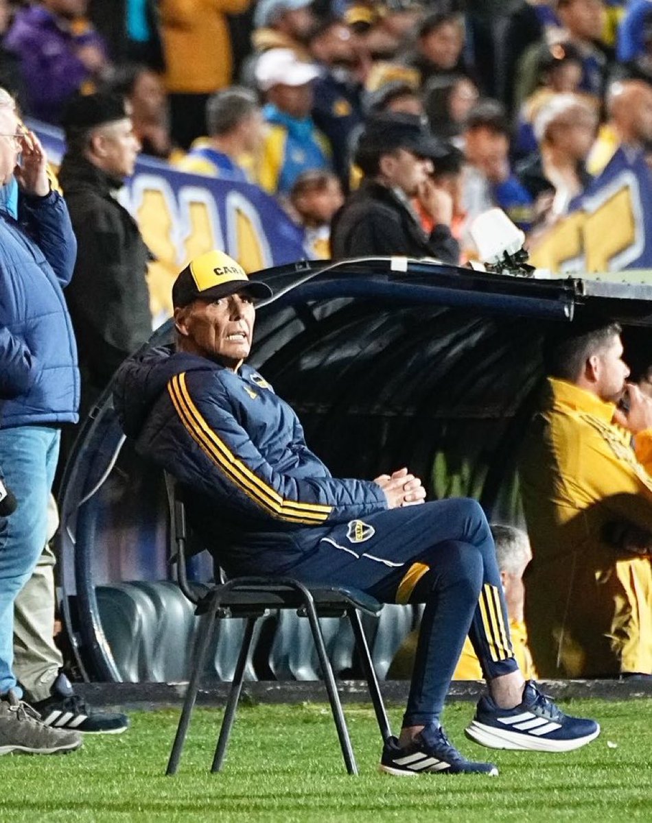 Falleció dirigiendo al club más grande del mundo después de 50 años en el futbol profesional. 

Respeto eterno. 

QEPD.