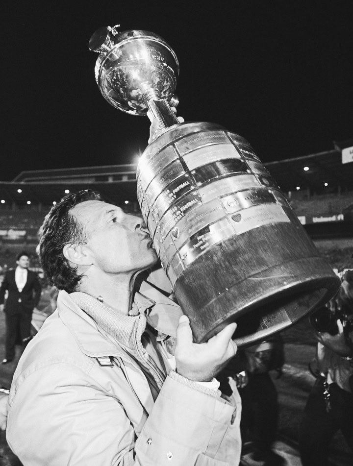 deportes24ar's tweet photo. ⬛Con profunda tristeza, despedimos a una LEYENDA del fútbol argentino.

🙏Miguel Ángel #Russo pasó a la inmortalidad. 

🕊️Gracias Miguelo. https://t.co/6ZYeam5dok
