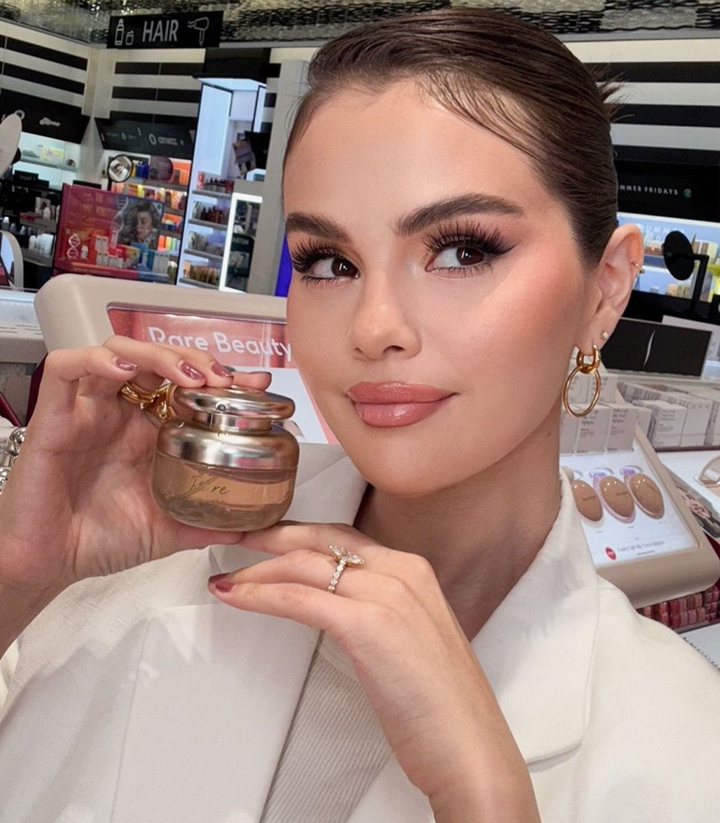 itzgomezlover's tweet image. oh selena, the business woman that you are 😍
