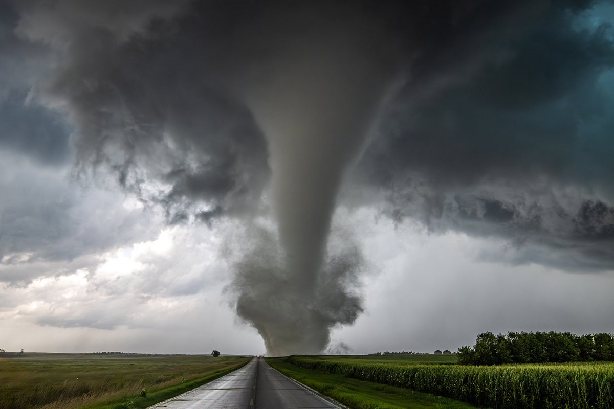 aresel_'s tweet image. One spot, two stories