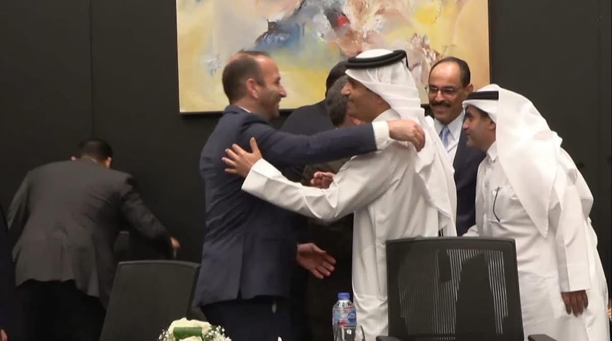 wezafabregas's tweet photo. لحظات من التهاني في شرم الشيخ بين الوفود، فيما يبدو احتفالا بإتمام الاتفاق بشأن غزة https://t.co/6Ooj7phLLQ
