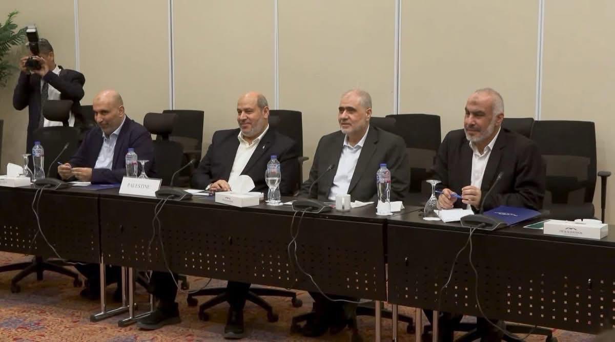 nevzatcicek's tweet photo. Anlaşma sağlandı

İsrail ile Hamas arasındaki müzakerelerde ihtilaflı noktalar çözüldü ve ABD Başkanı Donald J. Trump anlaşmayı yakında açıklayacak.

Hamas ve İsrail'in, Trump'ın 20 maddelik ateşkes anlaşmasının ilk aşamasını Perşembe günü Kahire saatiyle öğlen 12'de imzalayacağı bildirildi.

Anlaşma, İsrail ordusunun Gazze'nin yüzde 70'inden kademeli olarak çekilmesi ve eş zamanlı olarak tutukluların serbest bırakılmasıyla tam bir ateşkesi içeriyor.

İlk aşamada, anlaşmanın imzalanmasından itibaren 72 saat içinde tüm rehinelerin serbest bırakılması sağlanacak

İmza töreni Kahire'de Mısır'da gerçekleştirilecek.

Anlaşma, her iki tarafın da anlaşmanın şartlarına uyması koşuluyla ABD, Mısır, Katar ve Türkiye'nin savaşın yeniden başlatılmaması yönündeki garantileriyle sağlandı."

Trump'ın anlaşmayı "savaşa kalıcı son verme" olarak duyuracağını, anlaşmanın nihai metninin duyurulmadan önce hazırlandığı belirtiliyor