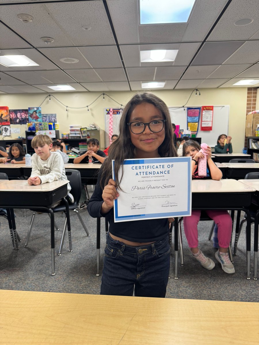 Perfect attendance this month! Showing up every day makes all the difference!

¡Asistencia perfecta este mes! ¡Presentarse todos los días marca la diferencia!