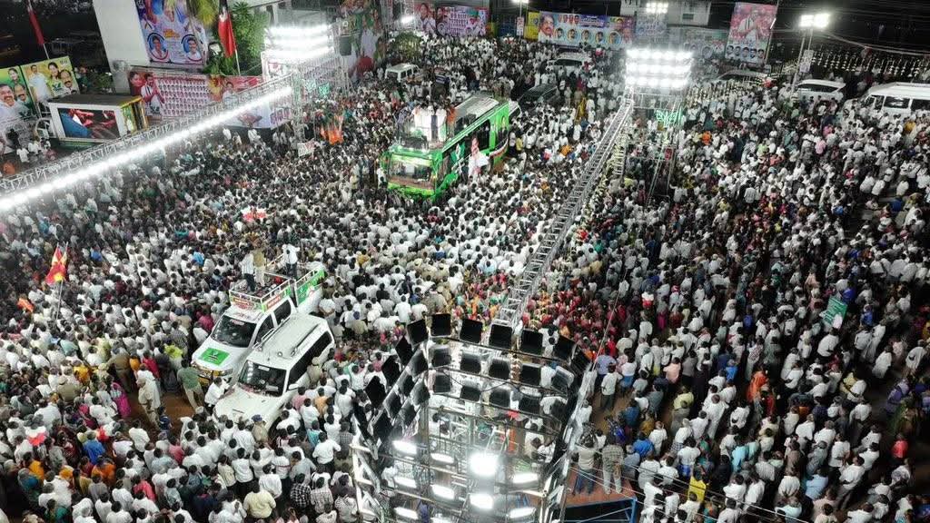 rajeshkannan27's tweet image. #குமாரபாளையம் தொகுதியில், பல கிலோ மீட்டர்கள் மக்கள் அலைக்கு நடுவே நீந்தி, எழுச்சிப்பயணக் கூட்ட நிகழ்வை வந்தடைந்தேன்.

திமுக கூட்டணி, வெற்றுக் கூட்டணி!

#மக்களைக்_காப்போம்
#தமிழகத்தை_மீட்போம்
#ByeByeStalin