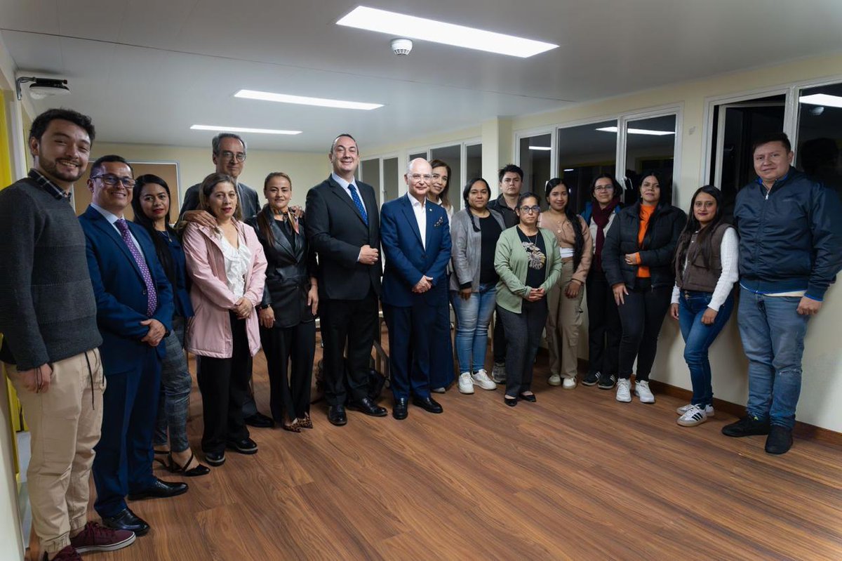 UniJaveriana's tweet photo. Javeriana Tec abrió oficialmente las puertas de la Fundación Zoraida, en Madrid (Cundinamarca), para sus primeros estudiantes. El viernes 3 de octubre se dio inicio al programa "Inteligencia artificial generativa para la productividad laboral", con 24 participantes, en su mayoría de la Organización Equitel, y ayer martes 7 de octubre, se dio apertura al curso "Gestión de restaurantes - mejorando la experiencia a través del menú y la atención", con 12 participantes de Madrid y Mosquera, que tienen emprendimientos y negocios en proceso de expansión.
De esa forma la Pontificia Universidad Javeriana, @CafamOficial y @unicafam dan un paso significativo en su compromiso por transformar la educación en Colombia y apuesta por la formación técnica, tecnológica y de educación para el trabajo y el desarrollo humano. Juntos construimos el futuro y transformamos el tejido empresarial y social de la Sabana Occidente (Cundinamarca).

Los próximos cursos serán sobre Inteligencia artificial aplicada a la logística, Power Bi con inteligencia artificial y Gestión de proyectos con metodologías PMI, además de una segunda parte del curso sobre Gestión de restaurantes. Para mayor información pueden contactarse a través del whats app 3052473087.