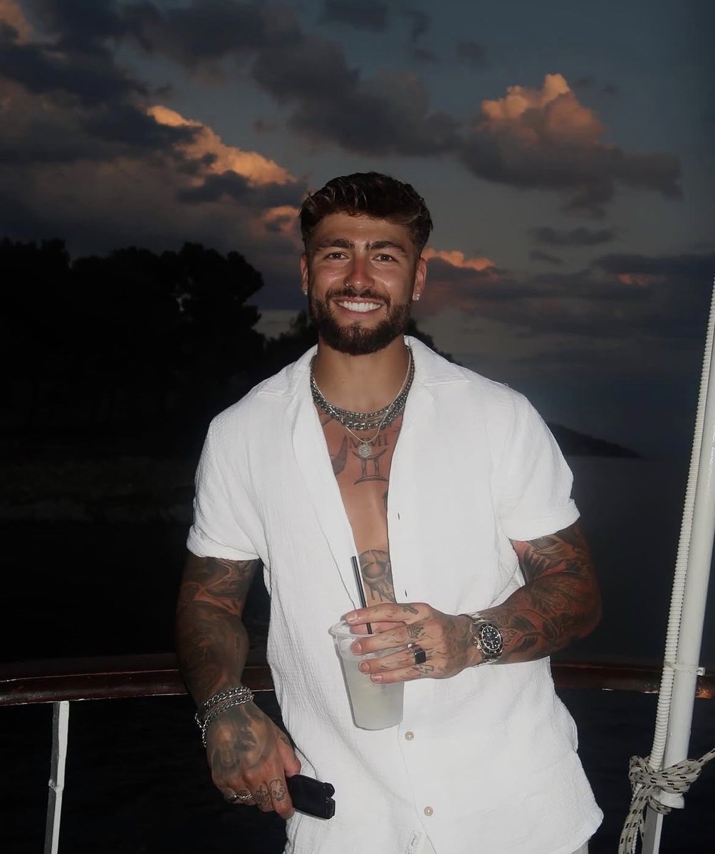lcdzcpplin's tweet photo. White party ⚪️ https://t.co/0kZaHlr2Hl