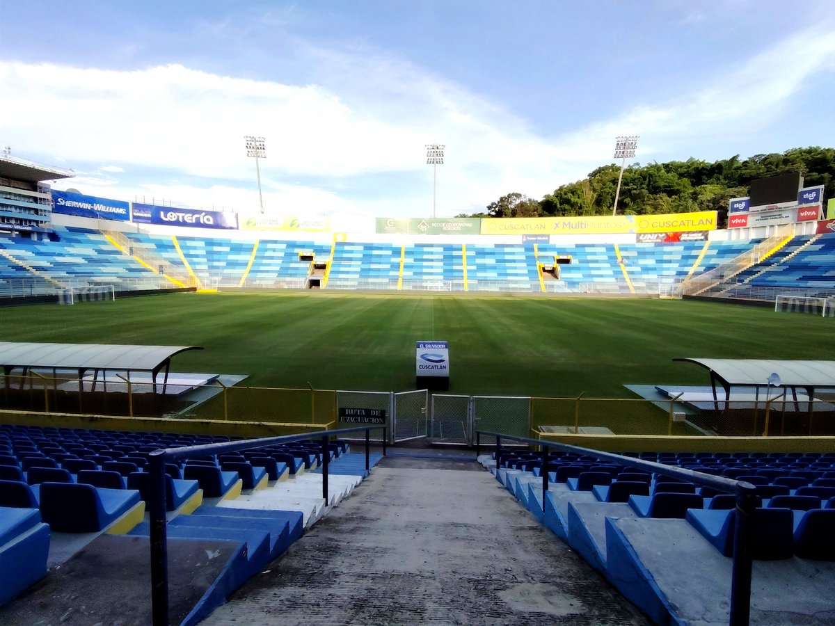 evoflores's tweet photo. Un país... 
Una afición...
Una sola voz.. 
Un sueño...

¡VAMOS @LaSelecta_SLV! https://t.co/1LuzKZrDak
