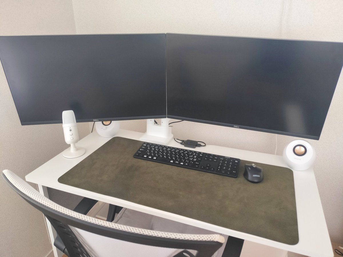 💻✨
ずっと検討していたデュアルモニターアームを導入しました！（Amazonセールで安くなってた🙌）

DELLの27インチ×2枚で作業スペースが一気に拡大。
モニターアームのおかげでデスクもスッキリして、快適な環境に。