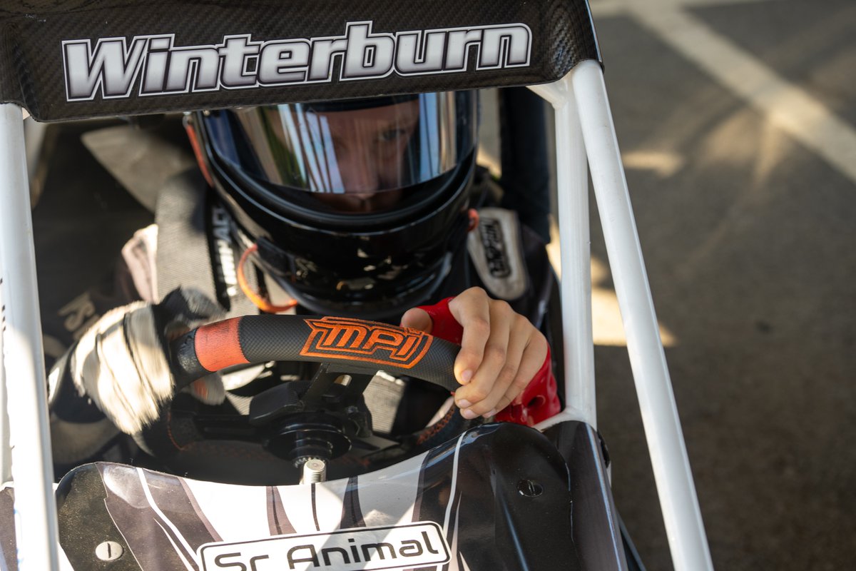 ActivArmor's tweet image. When you’re an injured race car driver, staying in the game. We custom-designed young midget racer Ledger Winterburn's, IG @ledgehammerracing, cast to fit his steering wheel perfectly.

 #MidgetRacing #RaceLife #Winning #AthleteRecovery #NoLimits #HealWithStyle #WaterproofCast