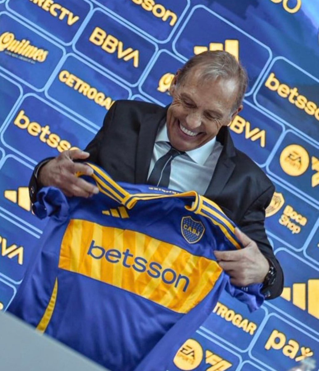 Amabas a Boca como cualquier bostero de buena cepa... mirá ésa expresión de alegría, buen viaje Miguelo querido!!!     💙💛💙